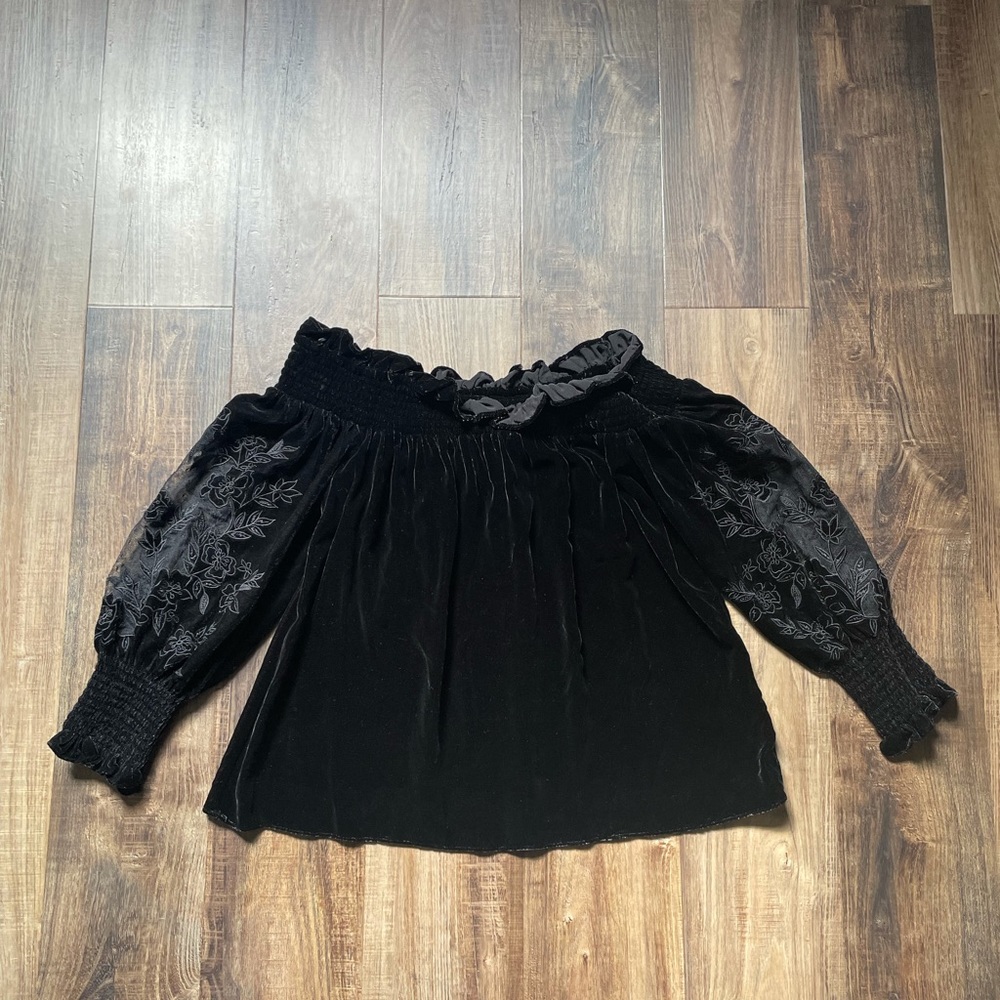 Parker’s Women’s Velour Off The Shoulder Top